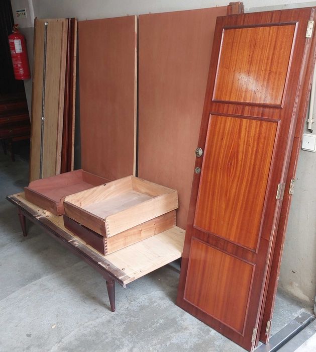 Quarto (cama + colchão + 2mesinhas + roupeiro)