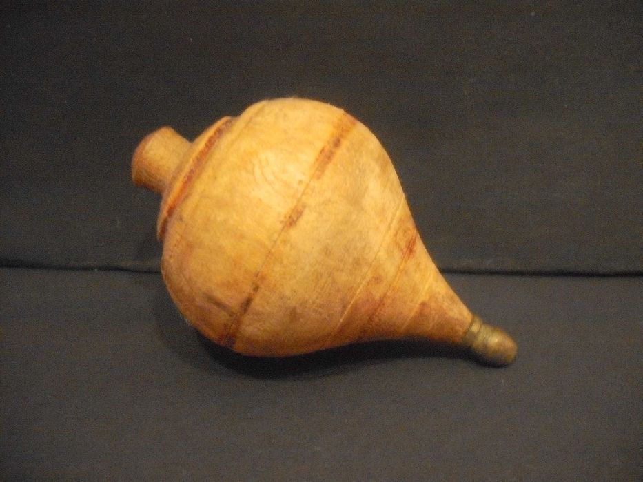 Pião antigo em madeira - brincado - anos 50/60