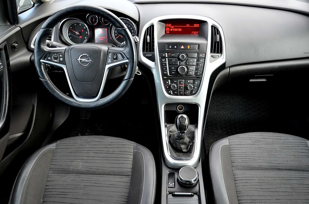 Opel Astra J 2014r. 1598cm3*136koni* Bogate Wyposażenie* 100% Sprawny
