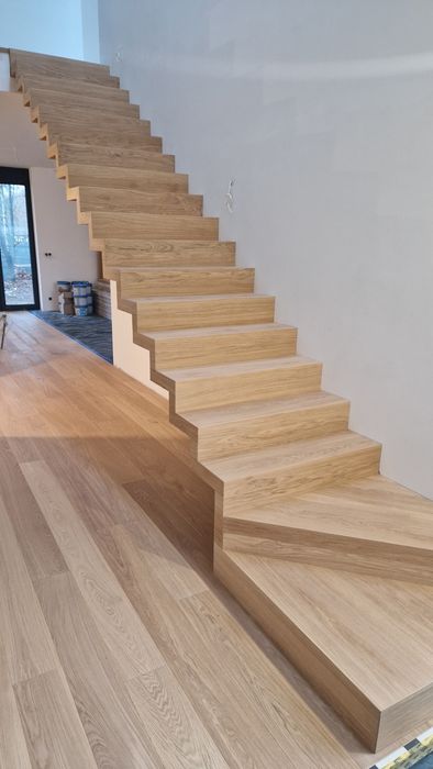 Schody dywanowe jesionowe samonośne dębowe