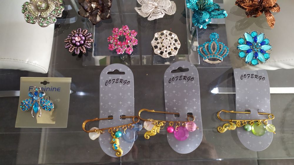 23 broches/alfinetes de peito novos