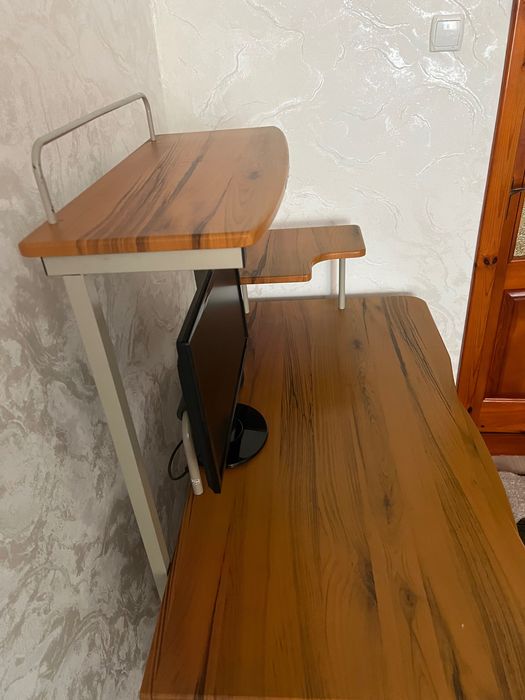 Компʼютерний стіл