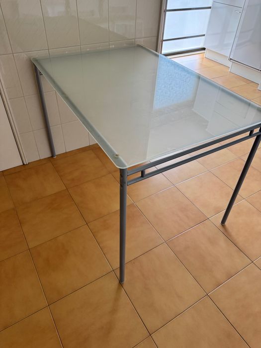 Mesa de cozinha com tampo em vidro