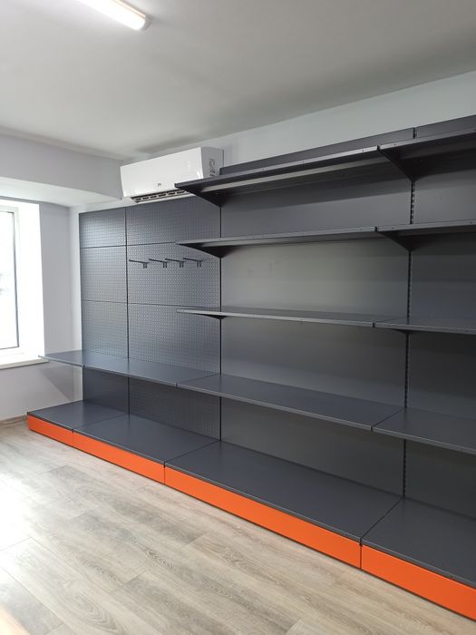 Стелажі з полицями, перфорація, гачки.