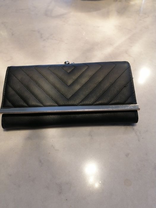 Portmonetka, czarna, piękne okucia.