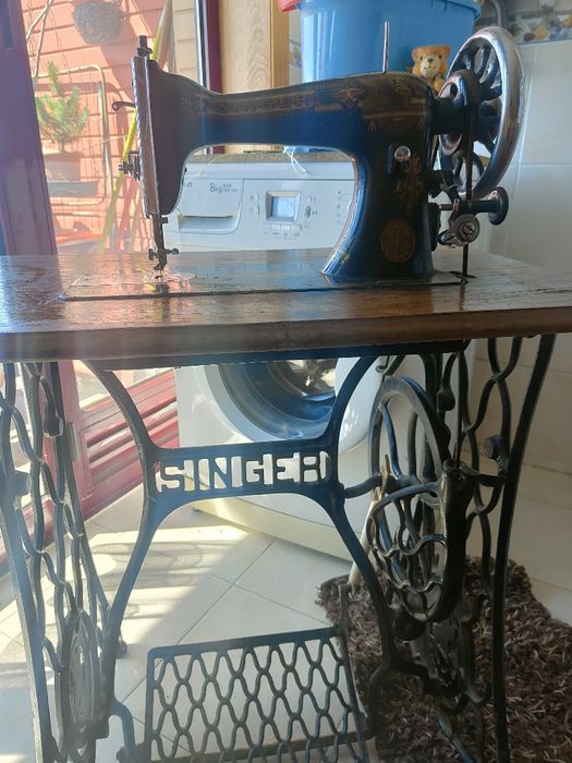Máquina de Costura Singer com Móvel.