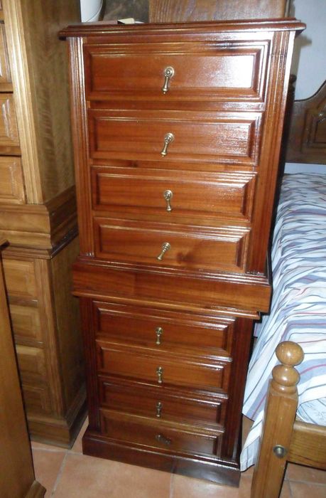 Cómoda em castanho e duas mesas de cabeceira