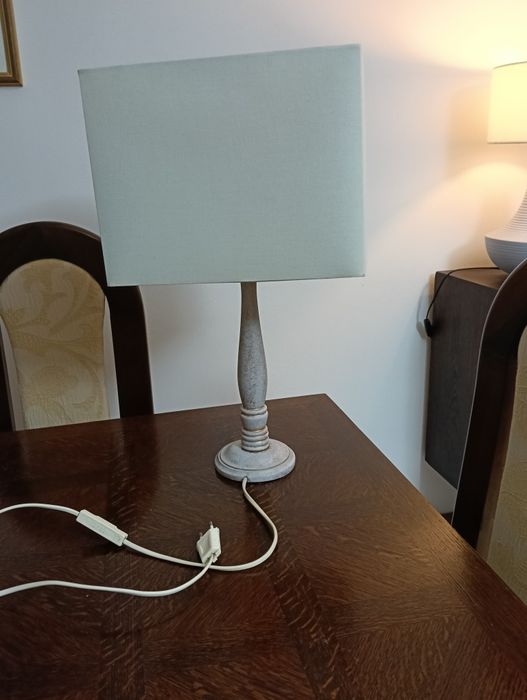 Candeeiro de mesa em excelente estado com abajur incluído