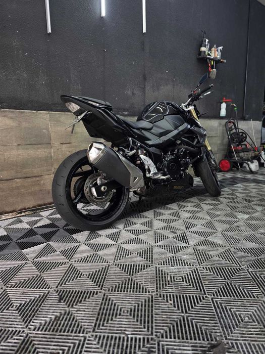 Suzuki GSR 750 naked