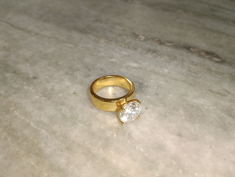 Anel com pedra de Moissanite
