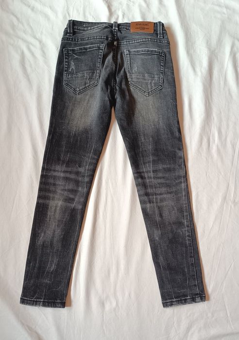 Calças de ganga pretas. Efeito roto. 10 Anos