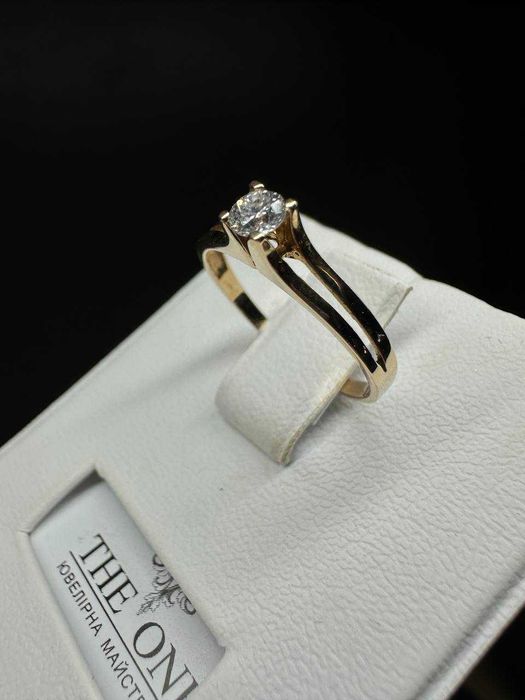 Золота каблучка з діамантом