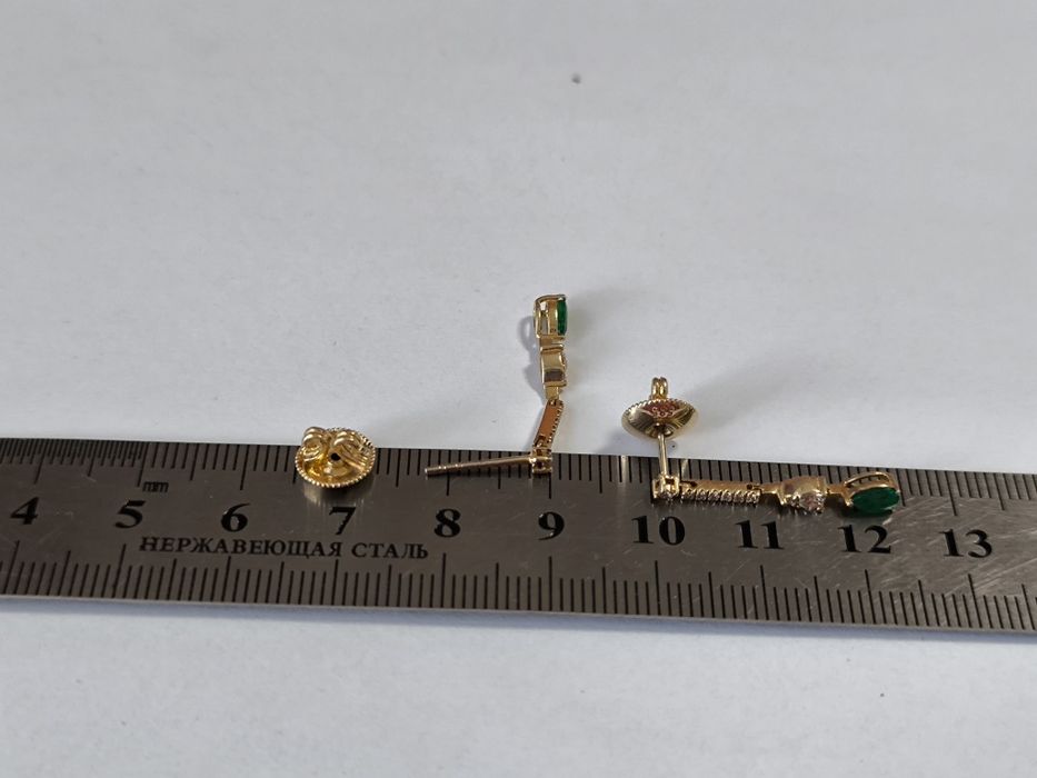 Серьги гвоздики золотые с бриллиантами и изумрудами (2.32гр)