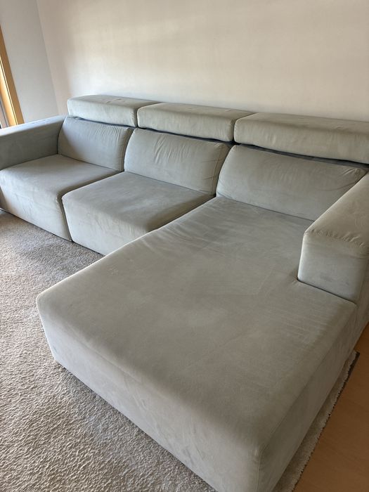 Sofa em tons de cinza com modulos separados e chaise longue