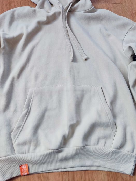 Beżowa męska bluza kangurka z kapturem z nadrukiem