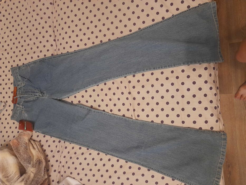 Джинси-кльош,нові.