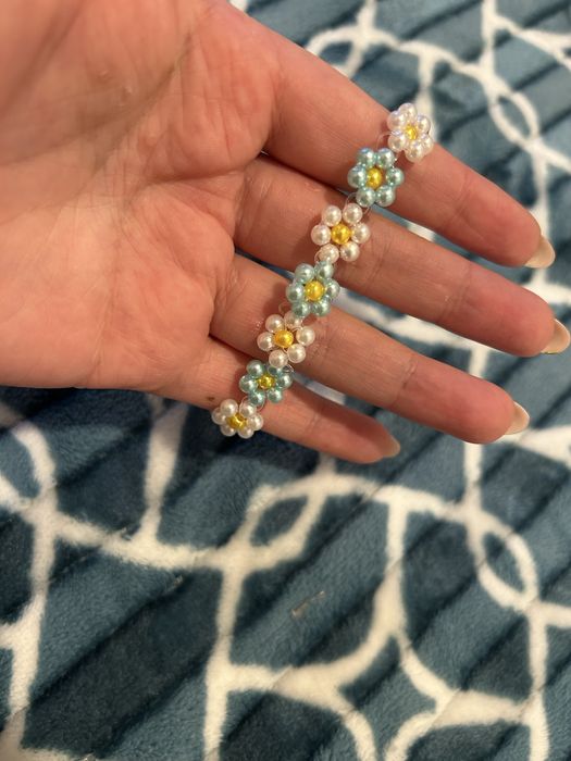 Pulseira feita com micangas