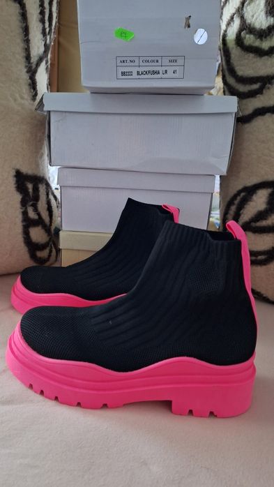 Sprzedam nowe adidasy skarpetowe