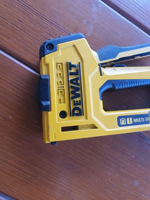 Степлер Dewalt multi-tacker.