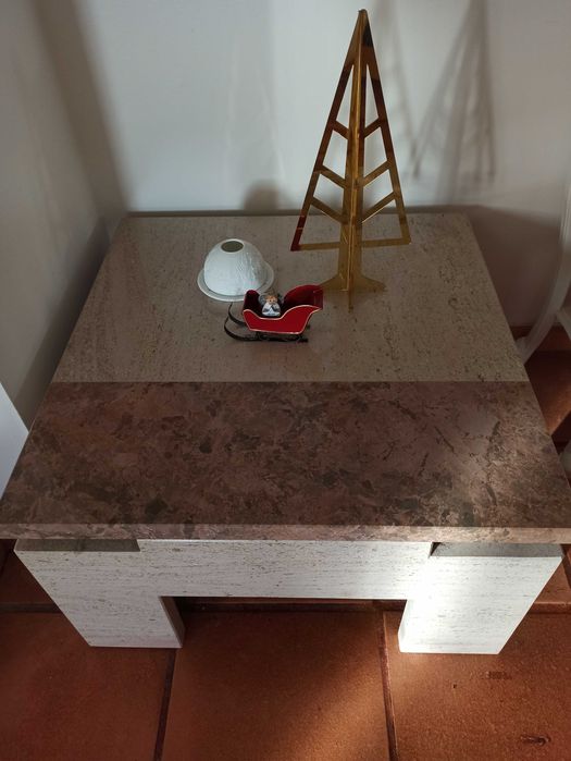 Mesa de salao ou sala de estar em pedra