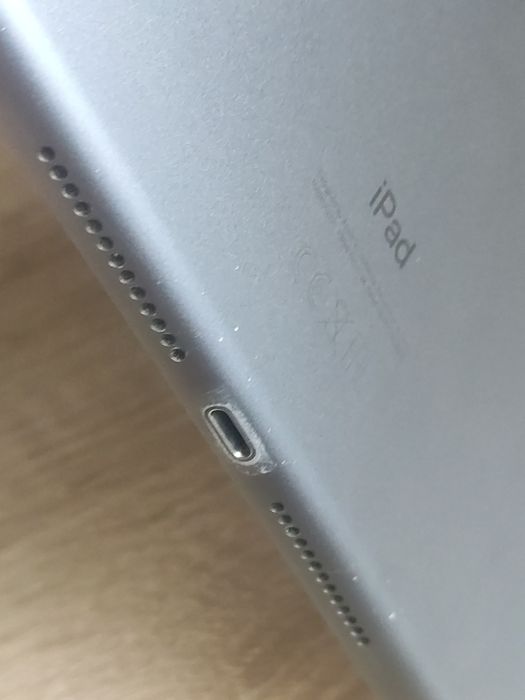 iPad 8 10.2" 2020 32GB (Дисплей целый, не включается)