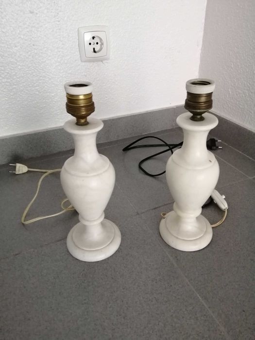 Conjunto de 2 candeeiros, de mesa, em pedra branca (Antigos)
