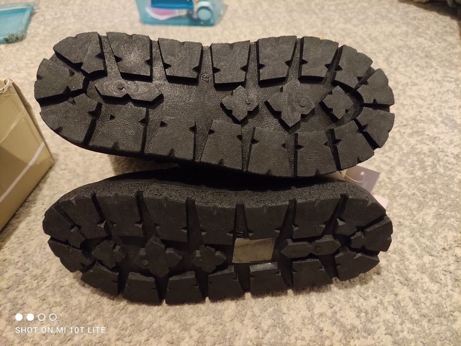 Nowe czarne śniegowce LV r. 37