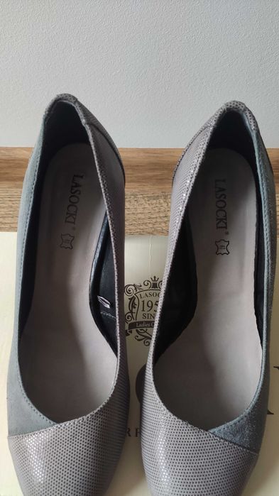 Czółenka / półbuty Lasocki szare zamszowe rozm. 38 Stan bardzo dobry