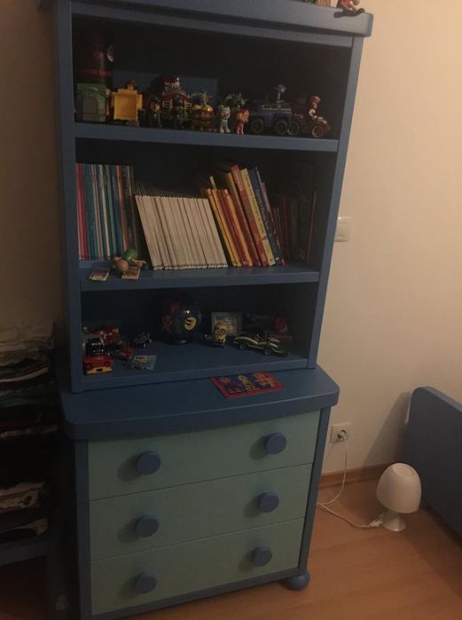 Quarto infantil, cama + mesa cabeceira+ estante e comoda