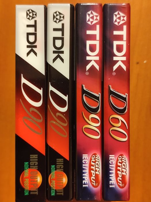 Cztery nowe, zafoliowane kasety TDK D