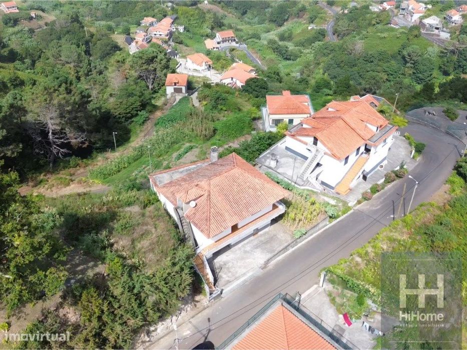 Moradia T5 para Recuperar | Ilha, Santana