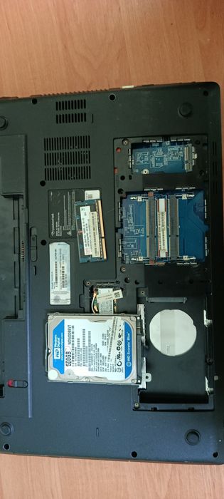 Продам ноутбук немає АКБ і не вмикається екран