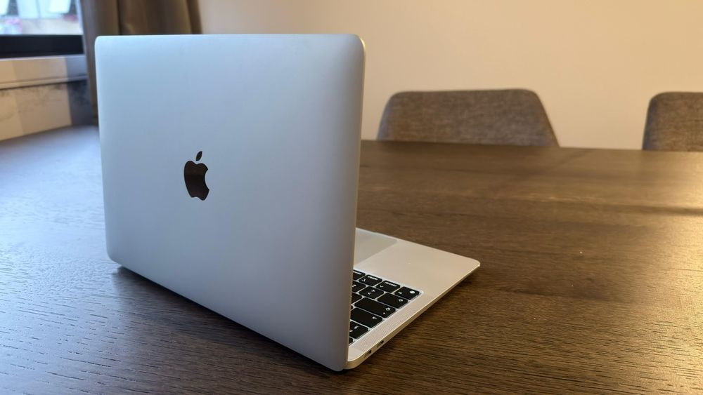MacBook Air 2020 13" 8GB SSD 256GB
Processador M1
8gb RAM 
SSD 256 gb