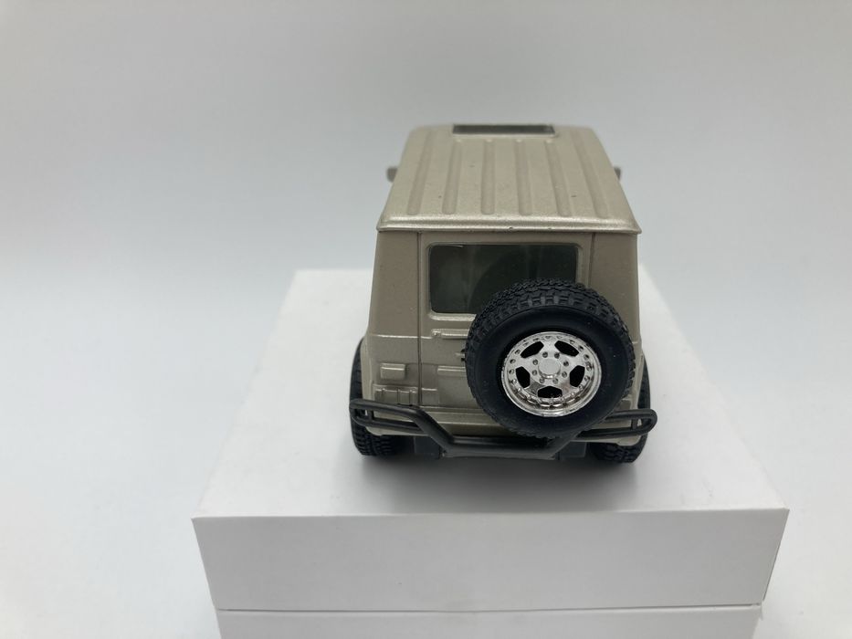 New-Ray - Mercedes Benz 300GD w kolorze szarym skala 1:32