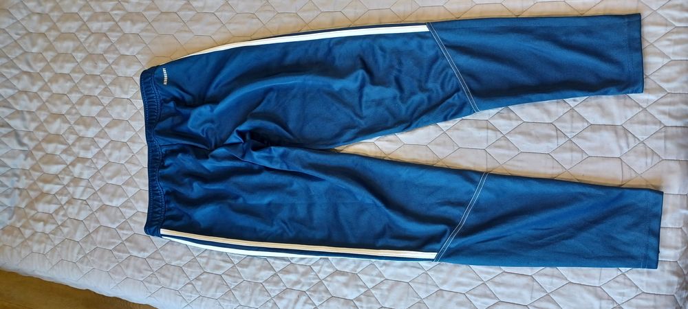 Spodnie dresowe Adidas.