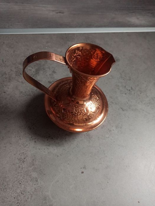 Мідний глечик з ручкою.