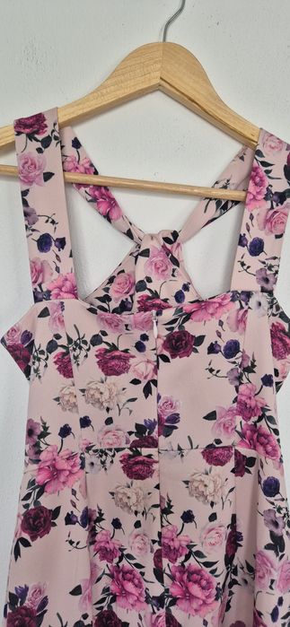 Elegancka sukienka w kwiaty na lato na wesele Mohito S