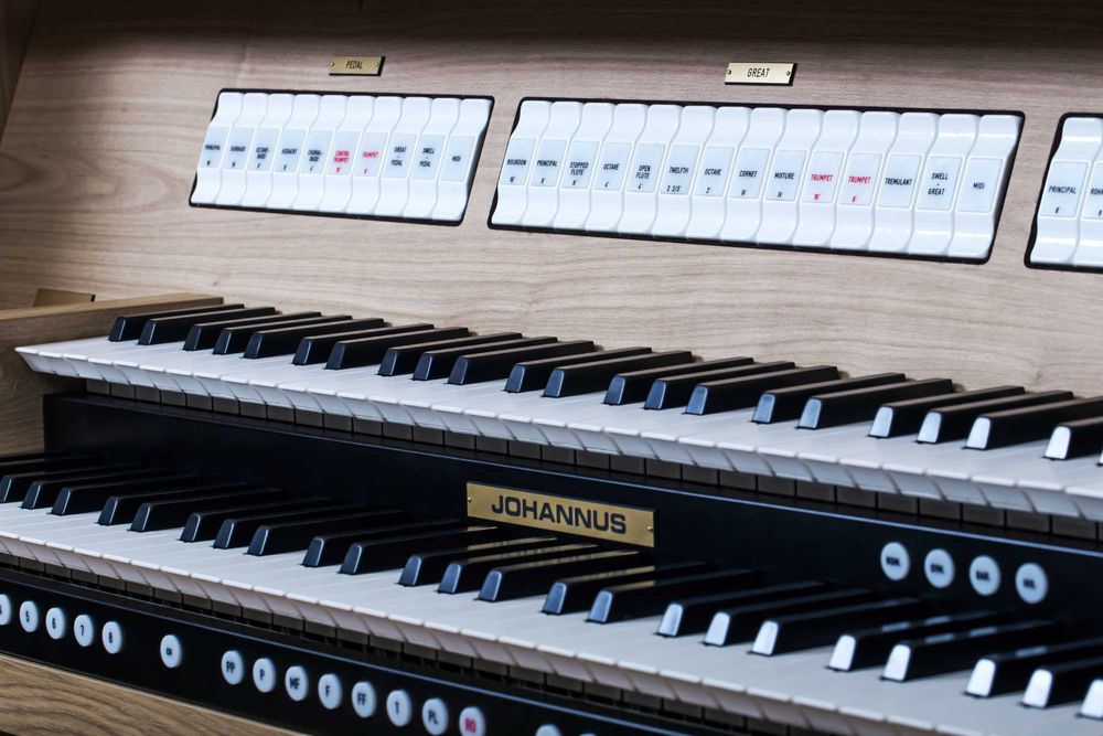 JOHANNUS VIVO III cyfrowe organy kościelne z dodatkowym nagłośnieniem