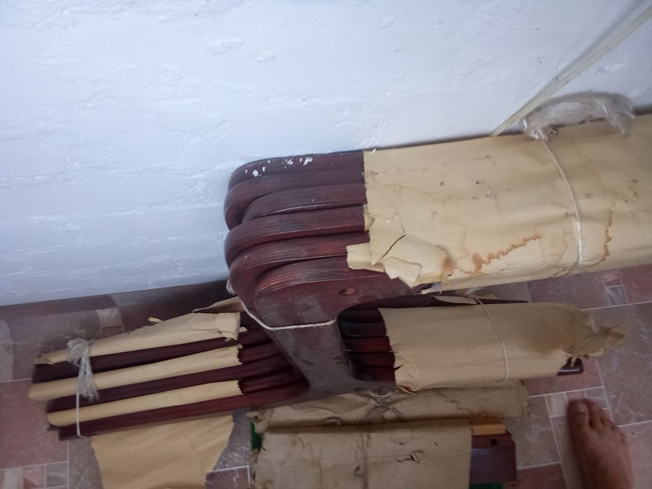 Новый стул,без сидушки.