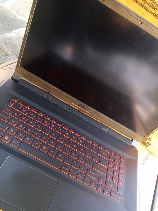 Laptop MSI Katana GF76 z pakietem graficznym Adobe CS6 licencja wieczysta