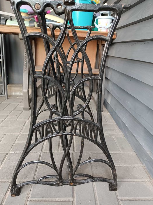 Podstawa ( nogi) starej maszyny krawieckiej