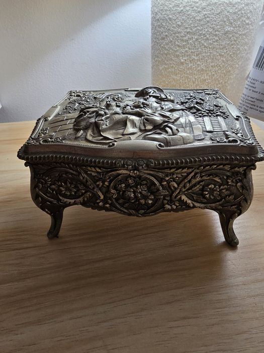 Guarda joias antigo com música