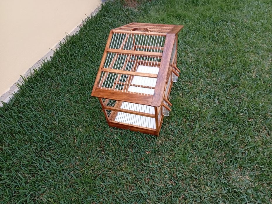 Gaiola artesanal para pássaros