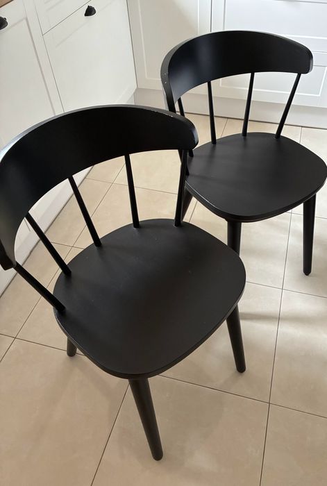 OMTÄNKSAM dwa czarne krzesła drewniane