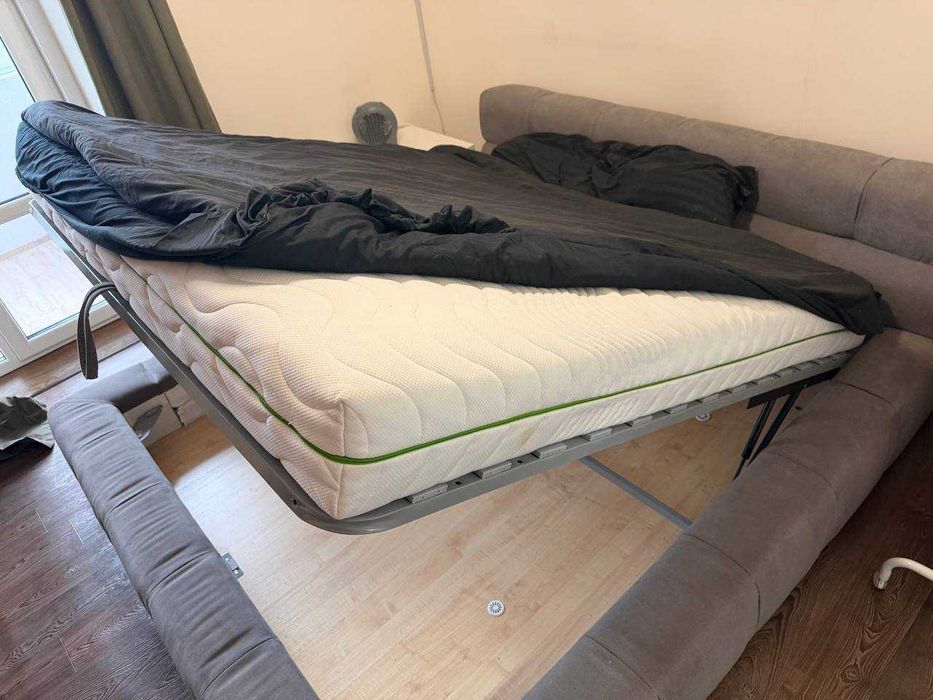 продам двухспальную кровать с матрасом ортопедическим