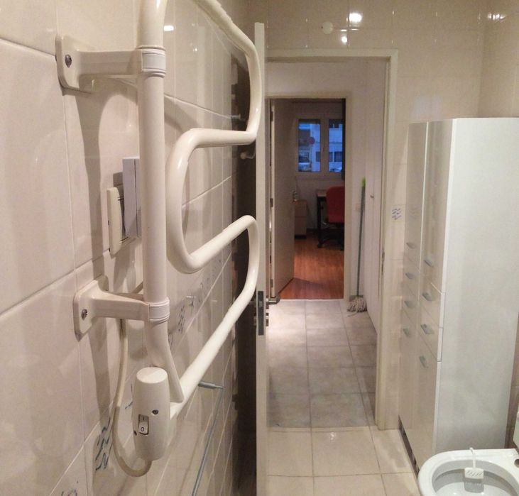 Quarto para alugar em apartamento junto a Nova SBE Oeiras para aluguer Carcavelos