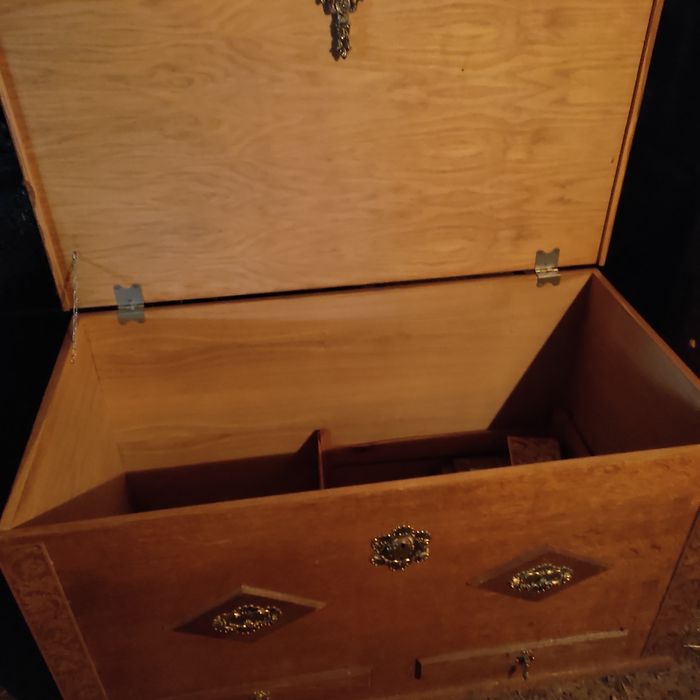 Arca antiga em madeira