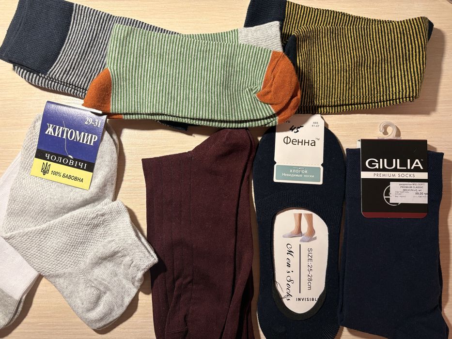 9 пар чоловічих шкарпеток.