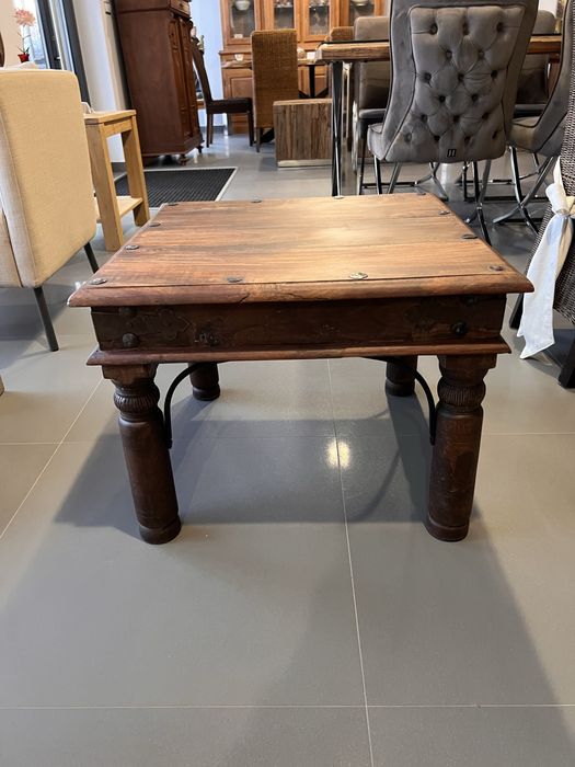 Stolik kolonialny z drewna akacji indyjskiej