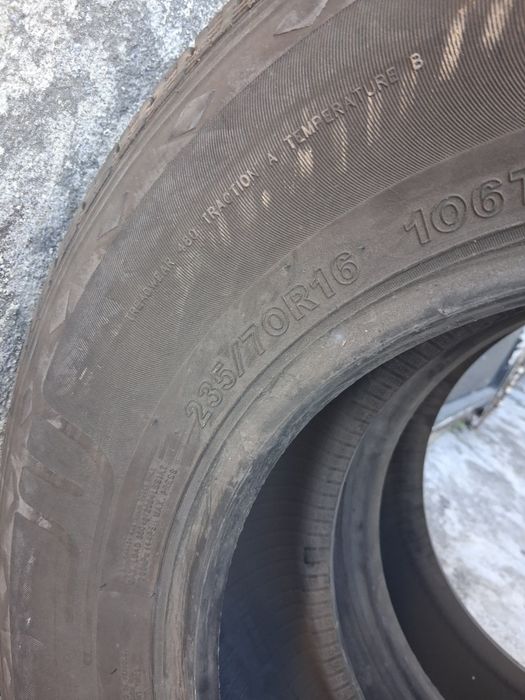 Pneus 235/70R16 mistos quase novos